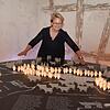 Kulturamts- und Museumsleiterin Christine Johner bedient das interaktive Schaubild, das im Vineum den Ressourcenbedarf im Weinbau erhellt.