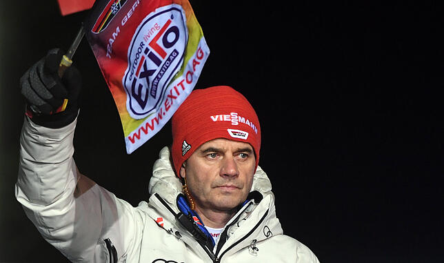 Stefan Horngacher, Skisprung-Bundestrainer, hebt die Fahne auf dem Trainerturm.