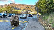 Ein zweieinhalb Tonnen schwerer Felsbrocken liegt auf der Bruggerstraße bei Baden (Kanton Aargau).
