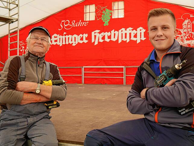 Sie packen gern mit an: Für Edwin Häufle (links) und Simon Wiedenmaier ist das Helfen beim Aufbau zum Ehinger Herbstfest Ehrensache.