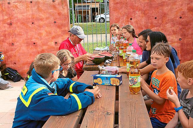 Kleine Pause bei Keksen und Melone nach einer ausgiebigen Runde im Wasser. DLRG, Rotes Kreuz und Technisches Hilfswerk organisieren zwei ...