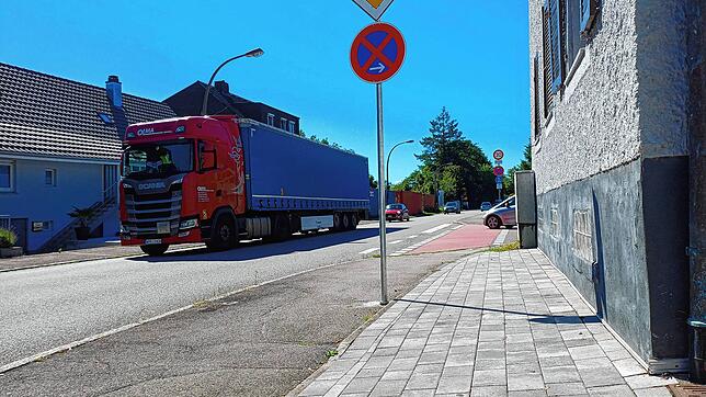 An der Ecke Warmbacher und Hertener Straße darf nicht mehr geparkt werden. Darüber ärgern sich Anwohner, die mit abgestellten Fahrzeugen ...