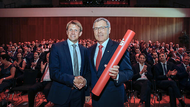 Stabübergabe bei der Sparkasse Hegau-Bodensee in der Singener Stadthalle: Der Vorstandsvorsitzende Udo Klopfer (rechts) geht in Rente, ...