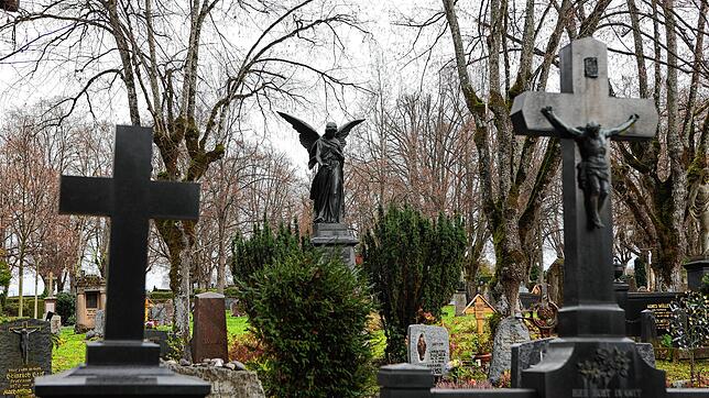 Jetzt erhöht die Stadt Konstanz erneut die Friedhofsgebühren. Wie viele Hinterbliebene können sich künftig diese Art der ...