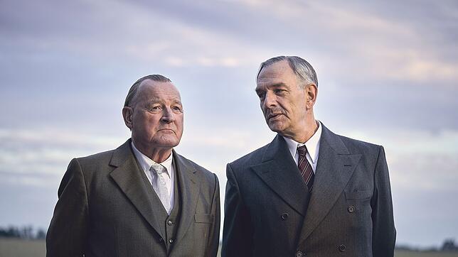 Die beiden Staatsmänner Adenauer (Burghart Klaußner, l) und de Gaulle (Jean-Yves Berteloot).