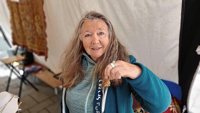 Angela Moritz aus Bad Kissingen bietet an ihrem Stand selbstgemachten Schmuck an.