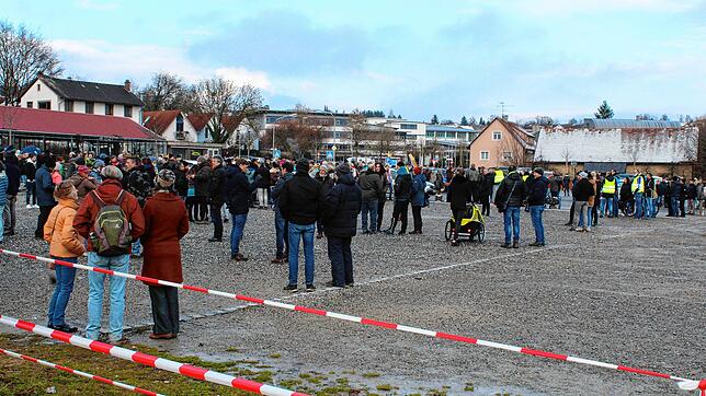 Bei der Protestaktion am Donnerstag versammelten sich mehrere hundert Personen auf dem Stockacher Dillplatz.