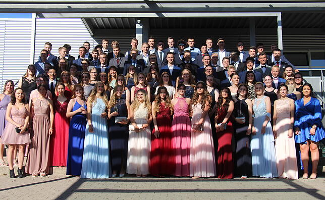 Alle 88 Schüler der Abschlussklasse des Klettgau-Gymnasiums haben das Abitur bestanden und feierten am Freitag ihre Zeugnisübergabe mit ...
