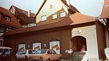 1986: Parken durfte man vor dem Geschäft gegenüber der Kirche schon immer. Aber die Verkaufsfläche war noch deutlich kleiner, von den ...