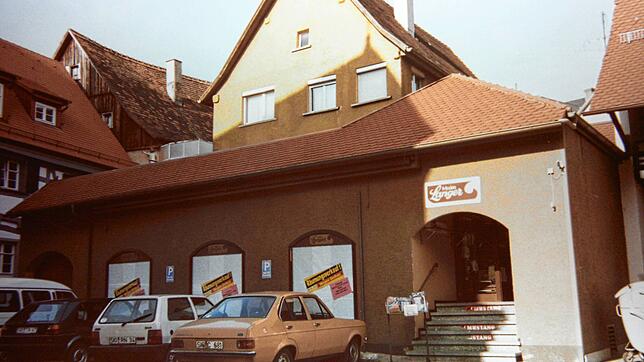 1986: Parken durfte man vor dem Geschäft gegenüber der Kirche schon immer. Aber die Verkaufsfläche war noch deutlich kleiner, von den ...