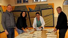 Sie sind Wahlhelfer in Bräunlingen (von links): Sonja Rieger, Carola Miggisch und Matthias Blenkle. Sie zählen in der Schulaula aus.