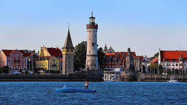 Lindau in Bayern. Bayern hat eine 12 Kilometer lange Uferlinie am Bodensee. Anders als in Baden-Württemberg wird das Seewasser noch ...
