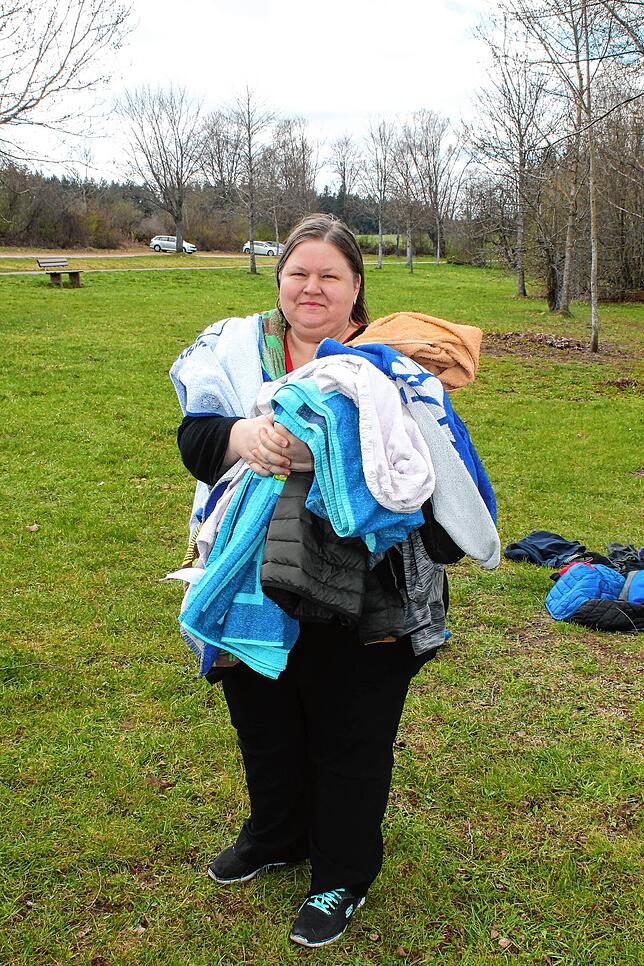 Während die Kinder im Wasser sind, wartet Kathrin Fluck aus Blumberg mit einem Schwung Handtücher.