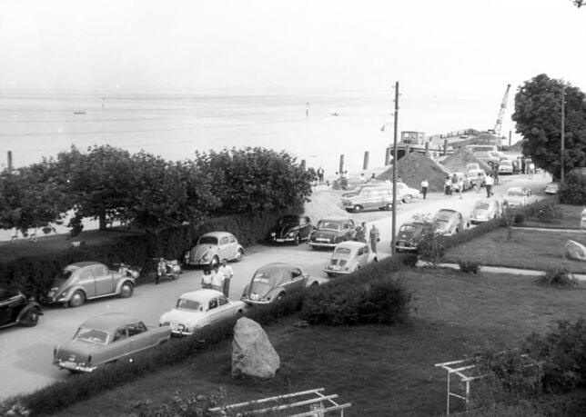 Am Landesteg befand sich 1960 noch ein Kieslager. Touristenautos parkten auch am südlichen Ende der Bachstraße.