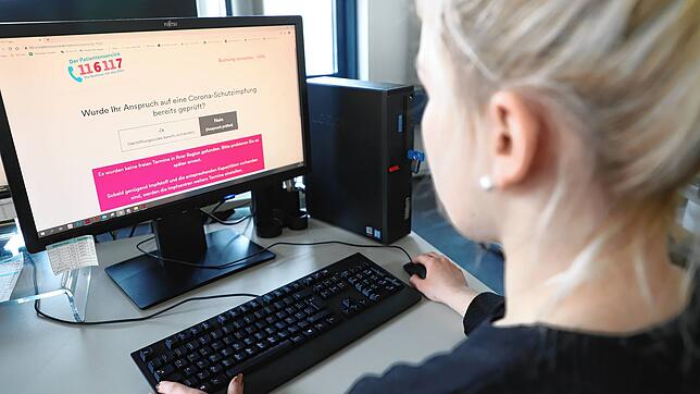 Um einen Impftermin im Kreisimpfzentrum Singen zu bekommen, braucht es viel Geduld. Denn der Landkreis Konstanz hat ebenso viel ...