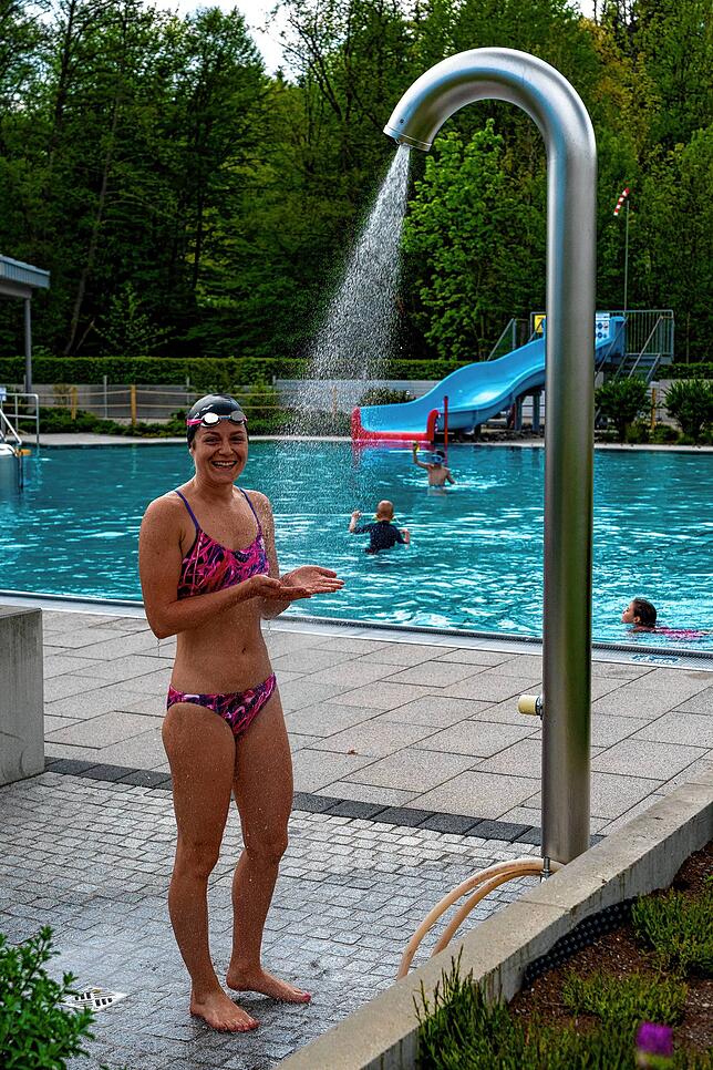 Annalena Schneider freut sich, nach der Dusche endlich mal wieder ins Wasser springen zu dürfen.