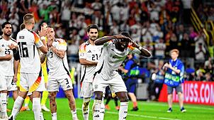 Deutschlands Antonio Rüdiger (rechts) und seine Mitspieler bejubeln den Sieg.