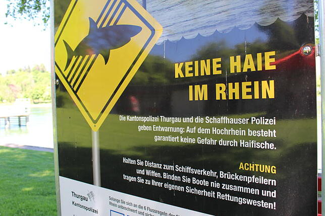Sicherheit hat oberste Priorität: Entlang des Flusses hat die Polizei Schilder angebracht. Dem augenzwinkernden Hinweis, dass es auf dem ...