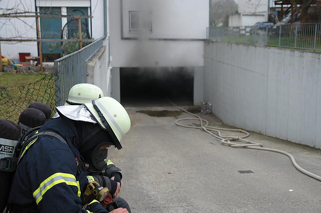 Rauch kommt aus der Tiefgarage in Böhringen.