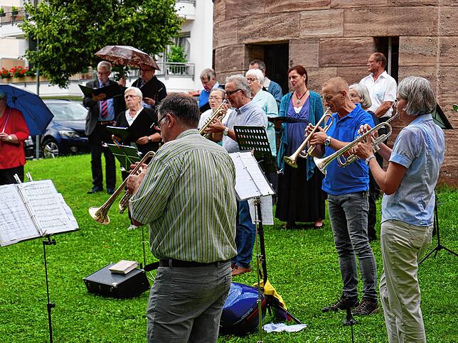 Kirchen- und Posaunenchor umrahmten den Gottesdienst musikalisch.