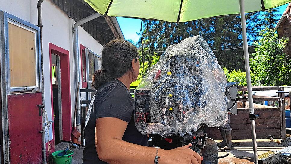 Achtung Schlammgefahr: Weil Sebastian in einer Szene mit dem Wasserschlauch hantiert und Schlamm wegspritzt, wird die Kamera ...