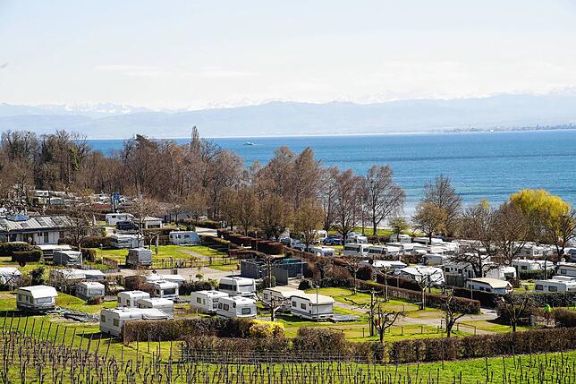 Der Campingplatz Hagnau, mit Blick auf Bodensee und Alpen. Das Bild entstand vom Parkplatz an der B31.