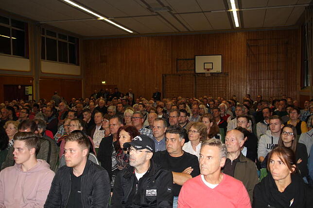 Großes Interesse: 350 Bürger kommen am Donnerstagabend zur Informationsveranstaltung über die Zukunft Brigachtals in die Kirchdorfer ...