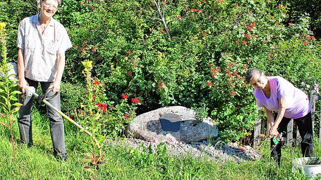 Marianne Höldin (links) und Erika Buhr pflegen die Gedenkstätte zum Doppelmord im Ortsteil Prestenberg mit viel Liebe. Im Jahr 1920 ...