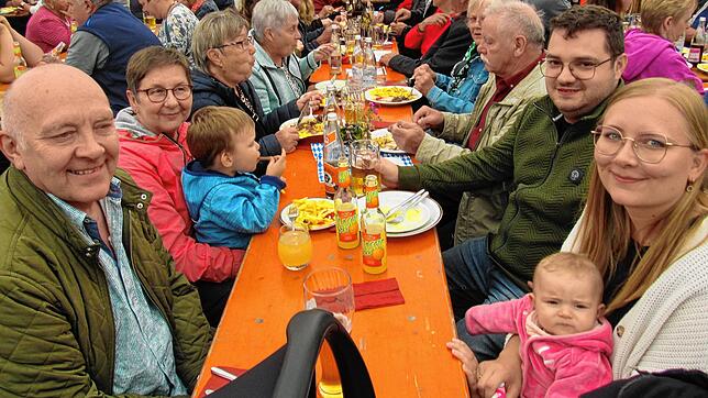 Zur Mittagszeit sind alle Plätze belegt, denn das Langenharter Dorffest ist bekannt für den reichhaltigen Mittagstisch. Und auch die ...
