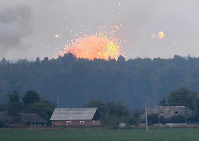 Funken fliegen am 27. September in Vinnitsa (Ukraine) nach einer Explosion.