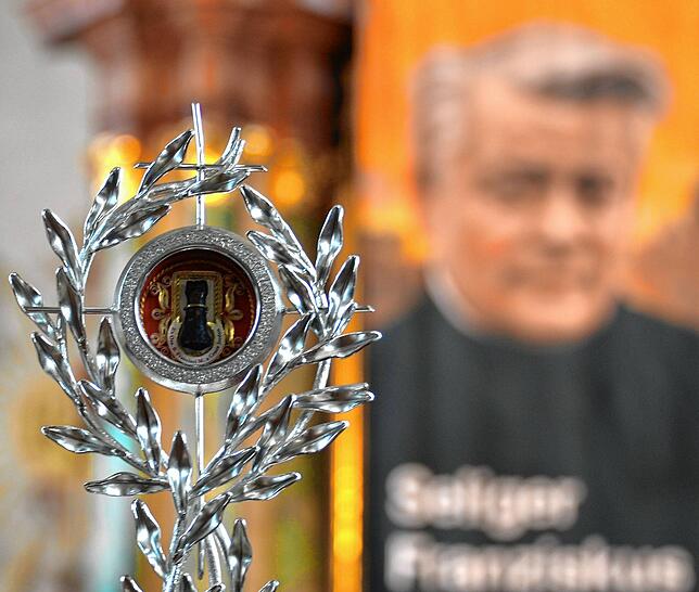 Das ist das Reliquiar (Gefäß mit Reliquie des Seligen Franziskus Jordan), welches jetzt in die Gurtweiler Pfarrkirche übergeführt wurde ...