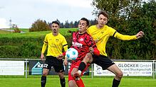 Der Öhninger David Aichem (rechts) kann den Torschützen zum 1:0, Jan Sauter (Mitte), bei der Ballannahme erfolgreich stören.