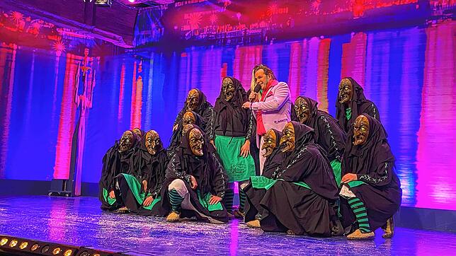 Sie beeindruckten auch Moderator Rainer Vollmer: Die Waldberghexen aus Singen bei der Konstanzer Fasnacht.