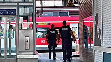 Beamte der Bundespolizei laufen Streife am Stadtbahnhof Friedrichshafen. (Archivbild)