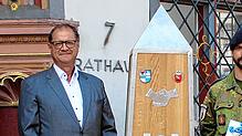 Oberbürgermeister Jürgen Roth mit einem Vorgängerobelisken der Panzerpionierkompanie. Nun soll eine Betonvariante in Villingen ...