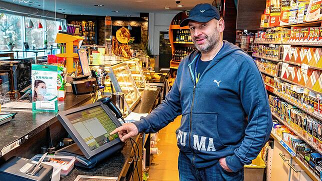 Thomas Sandmeier von der Avia-Tankstelle in der Berliner Straße in VS-Villingen hat pro Tag zwei bis drei Kunden, die bereits kontaktlos ...