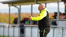 Antonio Fiore Tapia, Trainer des FC Öhningen-Gaienhofen, bejubelt einen klaren 3:0-Erfolg über die Spfr Owingen-Billafingen.