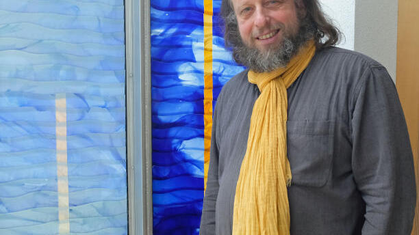 Künstlerische Glasobjekte waren schon immer ein Faible des Glasmalers und Glasgestalters Andreas Dierig. Hier mit einem blauen Brunnen, ...