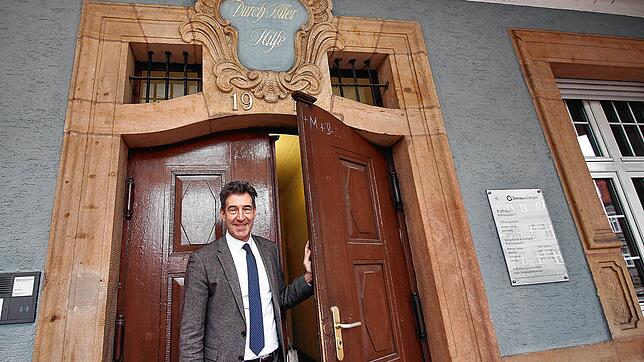 Hereinspaziert: OB Erik Pauly nimmt uns mit in sein Büro im denkmalgeschützten blauen Rathaus.