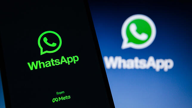 Das Icon der App Whatsapp ist auf einem Smartphone zu sehen.