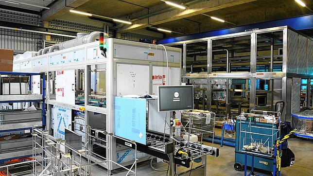 Ein Blick in die Produktion: Solche großen Anlagen für die Reinigung von Werkstücken werden nach dem Auftrag eines Kunden passgenau ...