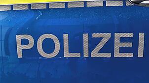 Zwei Senioren sollen von Jugendlichen am Sonntagabend geschlagen worden sein, informiert die Polizei. Sie sucht nun Zeugen.