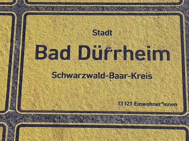 Bild 5: Eine gelbe Ortsbegehung: Band der Einheit in Berlin zeigt 11&nbsp;400 Ortschilder