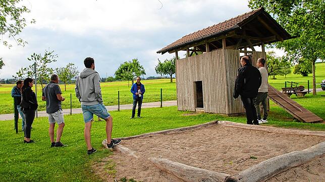 Im Mittelpunkt der letzten Ortschaftsratssitzung Oberalpfen stand der Spielplatz, der durch neue Spielgeräte aktualisiert und ...