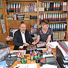Ja, so etwas gibt es noch: Blick in das Büro der Färbe, in dem Peter Simon und Cornelia Hentschel mit Schere, Kartonage und Kleber den ...
