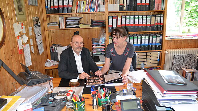 Ja, so etwas gibt es noch: Blick in das Büro der Färbe, in dem Peter Simon und Cornelia Hentschel mit Schere, Kartonage und Kleber den ...