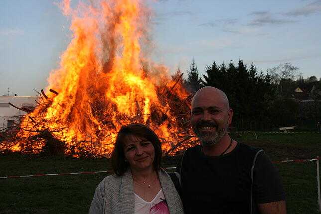 Inge Reider aus Gottmadingen und Carlos Santos aus Welschingen ließen den Ostersonntag gemütlich beim Mühlhausener Osterfeuer ausklingen.