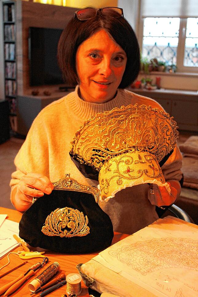 Bozena Graubach hat ihre Radhaube mit Anleitung im Haubenkurs selbst angefertigt. Das goldglänzende Rad ist in Hohlspitzentechnik ...