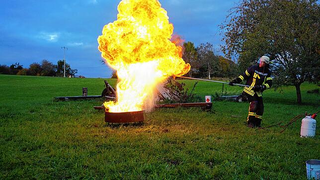 Womit löscht man brennendes Fett? Auf keinen Fall mit Wasser, wie eine Feuerwehrprobe der Abteilung Ühlingen demonstrierte. Auch ...