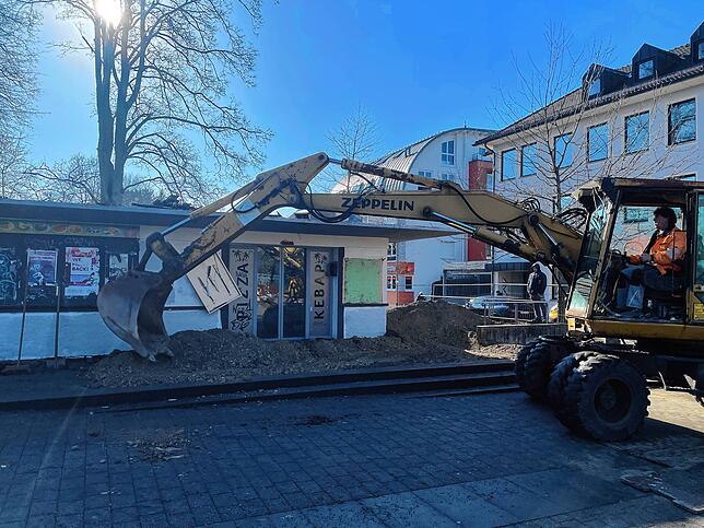 Wenn das Wetter mitspielt, können die Abrissarbeiten in drei Wochen beendet sein.